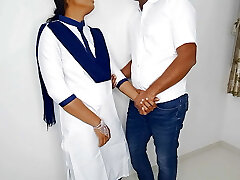 shcool me klasa chutne ke baad komal ne apne chłopak ke sath chut fat jayegi