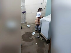 मुझे लगता है कि मेरी सौतेली बेटी घर में अकेले उसे जाँघिया धोने, विकृत सौतेला बाप