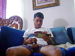 चरण माँ उसके सौतेले बेटे हस्तमैथुन और अश्लील का आनंद ले रहे पकड़ा