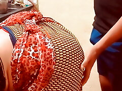 Desi bhabhi kitchen me khana bana rahi thi tabhi devar ne piche le bhabhi ki