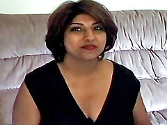 शौकिया भारतीय एमआईएलए पाला है और 2 सफेद पुरुषों का इस्तेमाल किया