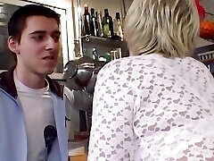 eine alte deutsche oma bekommt ihre engen löcher zerschlagen