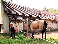 la sensacional consigue su coño mojado y sus tetas lamidas salvajes