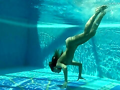 Mind-blowing Russian-French nymphomaniac Anna Zlatavlaska and her awesome underwater solo