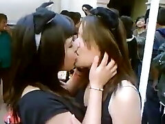 Beso lesbico entre dos chicas con orejas दे गतो में