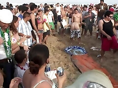 chicas borrachas en bikini sexy en la playa