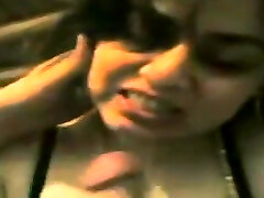 شاب عربي ينيك حبيبته للمرة الاولى