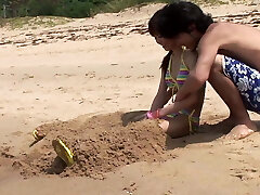 Juguetón par de tiras y follar en la playa, hardcore