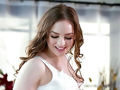 caliente dama de honor seduce a la novia bonita y lame su delicioso coño