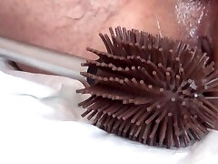 Arschgefickt mit der Toilettenbürste. Hammergeil für Liebhaber von Extremanal und Butt-hole Closeups