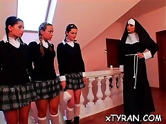 nena muestra de su coño afeitado mientras masturbándose weenie