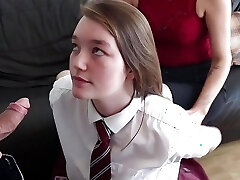 madrastra enseña a la universitaria olivia keane a chupar pollas