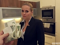 un agente de bienes raíces de mala gana tuvo un sexo con un cliente de mierda para hacer un contrato en