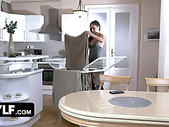 gotmylf-esposa infiel recibe un golpe en el coño de un joven semental para sobrevivir a esas noches solitarias