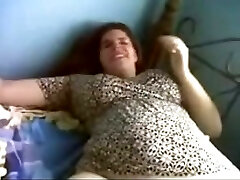 madura ama de casa árabe amateur con curvas gruesas es tocada con los dedos