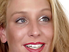 blonde schoenheit schiebt sich riesen dildo in die muschi