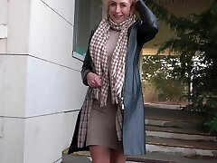 Julia North enjoys while sucking her lover's rod in the van