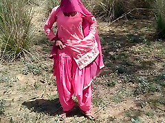 spouse wifey Jungle ghumne Gaya Patni ko Jameen per Leta kar sabse badhiya chudai Kiya