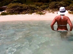 Mature Woman Exposing Her Unshaved Pussy Underwater