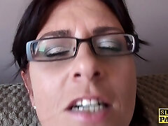 Spex mature hoe fingering her pussy