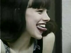 Kissing lesbians! Extreme lengthy tongue!