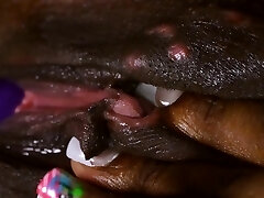 Лирический заполняет два ее отверстия с игрушками