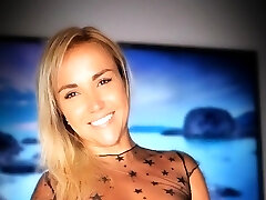 сексуальная блондинка обожает мастурбировать