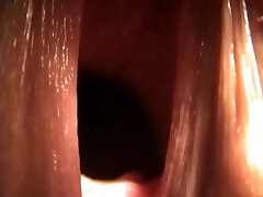 Крупным планом! Горячая брюнетка открывает и пальцы ее киска