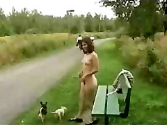 девушка получает голые на публике для любого, кто хочет ознакомиться с ее товарами