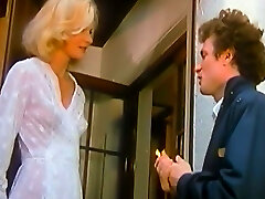 счастливчик ест вкусную стройную молодую блондиночку на диване