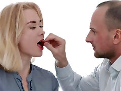 гладкий трах на кухонном столе с анальной любовью через lasciva