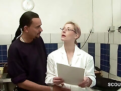 Chef fickt Azubi Nubile wegen Gehalts auf Arbeit durch