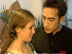 подросток на высоких каблуках с косичками и длинными великолепными ногами наслаждается межрасовой групповухой