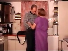 мамаша шлепала и трахал на кухне