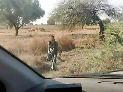 Road par ek ladki pisab kar rahi thi usko car me bula kar thoka