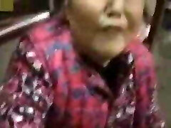 бабуля сосет