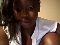 Booty shaking video of one chubby ebony webcam girl