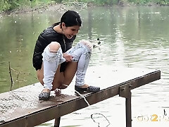 красивая длинноногая брюнетка в деминсе писает в общественных местах