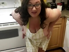 Amateur Huge Tit BBW Showcases off Sexy Bod in Kitchen Wearing Just an Apron