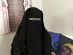 Niqab stunner needs to learn Czech