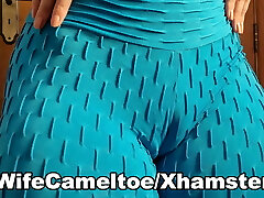 Hot wife's cameltoe in gym leggings