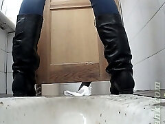 Free-for-all pussy show from amateur white lady in the toilet