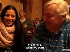 молодая чешская шлюха трахает старого дедушку!