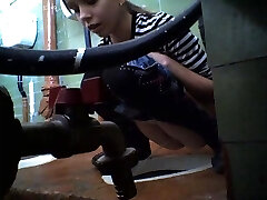 Очаровательная девушка с красивой улыбкой в общественном туалете