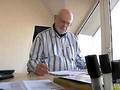 Молодая секретарша трахает старый босс трахает красивую девушку