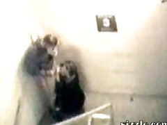 Босс трахает свою секретаршу на лестнице