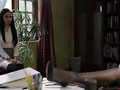 секретарша застает своего босса мастурбирующим и занимающимся сексом 