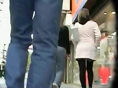 Голая киска подвергается в этой под юбкой вуайерист вебкамера
