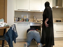 Egyptian Wifey Fucked By Plumber In London Apartment