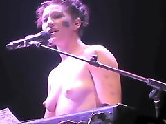 Wicked singer goes naked during her performance